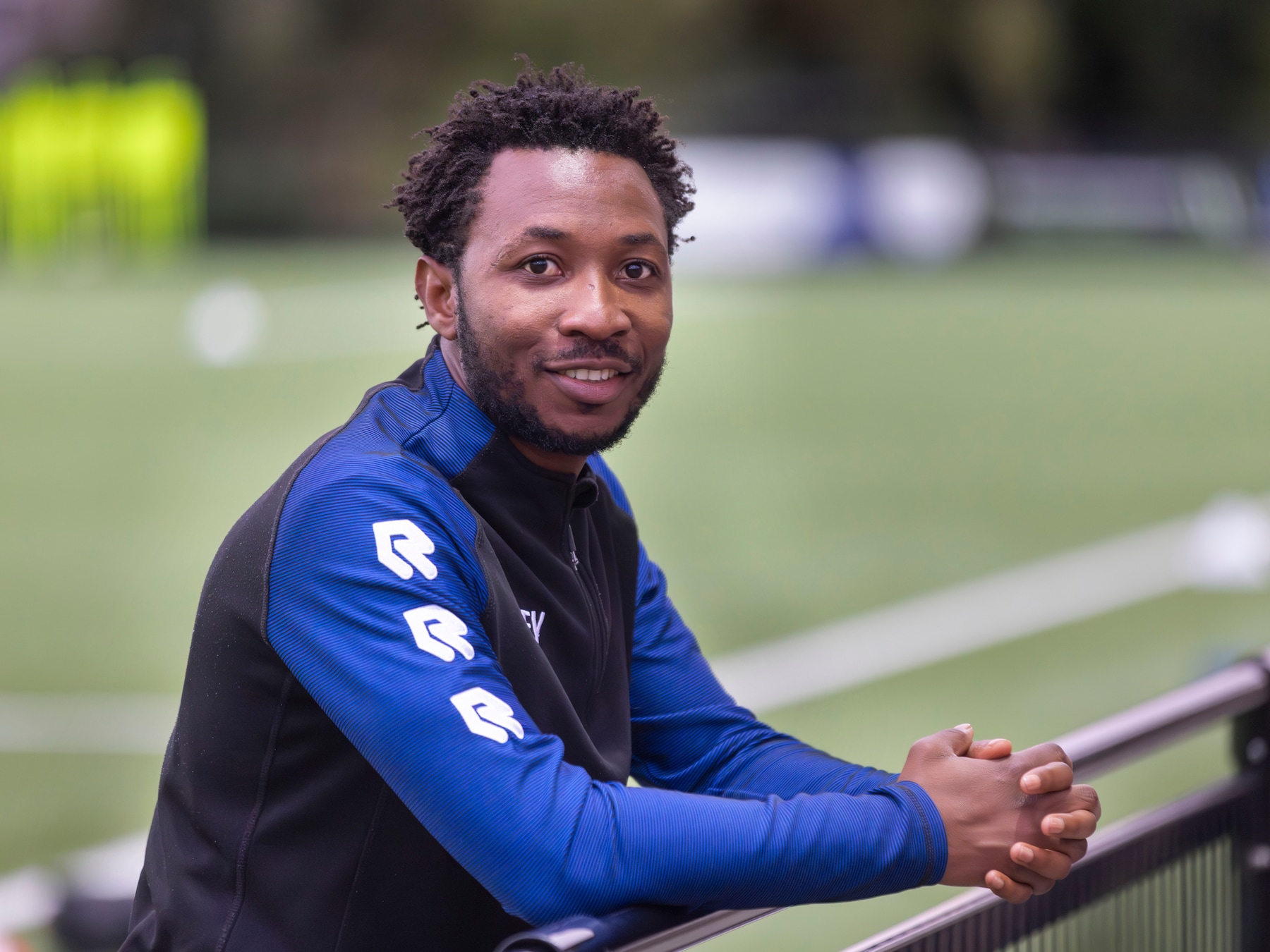 Voetballer ‘Kosi’ is glazenwasser in afwachting van verblijfsvergunning: ‘Ik stap met plezier op de fiets’