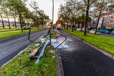 Losgeraakte ballast van kraan veroorzaakt enorme schade in Nijmegen, industrieweg ligt bezaaid met b