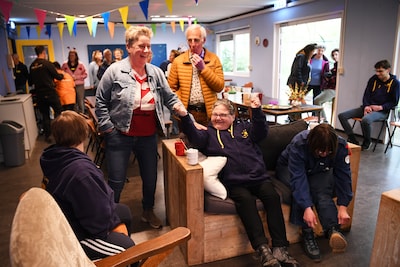 Feest bij De Stormvogels in Dongen: karaoke, chips en een kus voor de winnaar