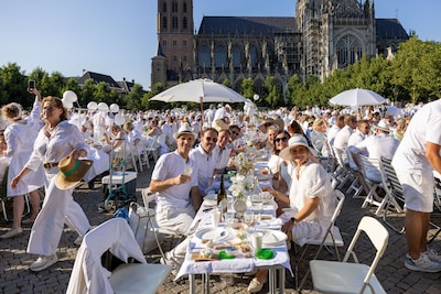 Bossche Parade kleurt wit voor chique en mysterieuze picknick: ‘Fantastische samenkomst met mensen u
