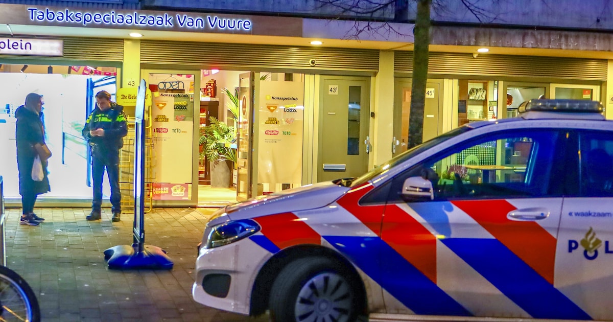 Gewapende overval op tabakszaak in Amsterdam, twee verdachten op de vlucht