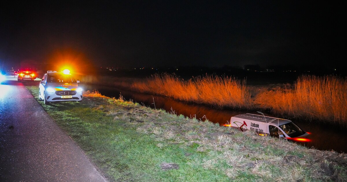 Voertuig te water op Vledders in Nieuw-Weerdinge