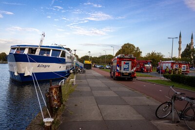 Kleine brand op vluchtelingenboot in Rotterdam snel onder controle