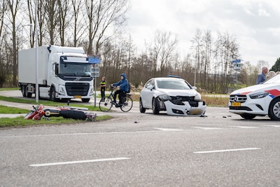 Brommer en auto botsen op Parallelweg in Grafhorst, één gewonde