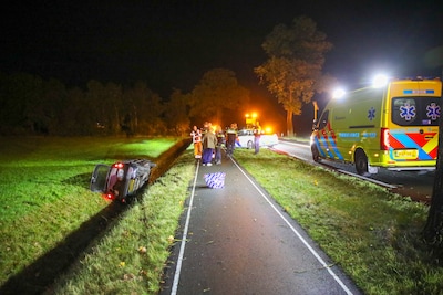 Auto botst tegen boom en belandt in sloot langs Zutphenseweg bij Klarenbeek