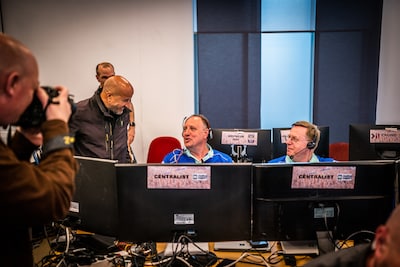 Burgemeester kijkt met wat verbazing naar camerabeelden leeg plein: vroegere Koningsnacht in Arnhem 