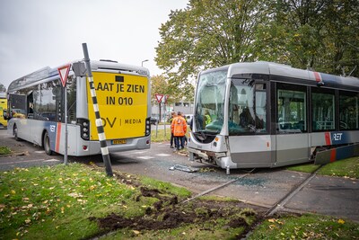 Tram ontspoort na botsing met lijnbus op de Groenezoom in Rotterdam