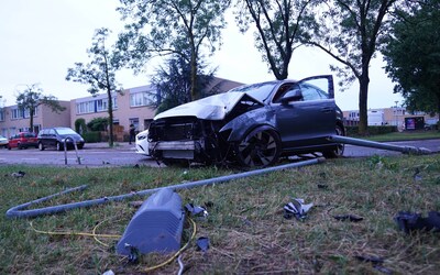 Dronken man aangetroffen naast gecrashte auto in Den Bosch: ‘Ik zat niet achter het stuur’