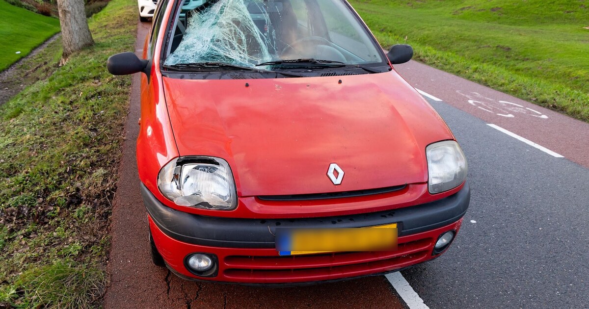 Persoon gewond bij botsing met auto op de Spieringweg in Cruquius