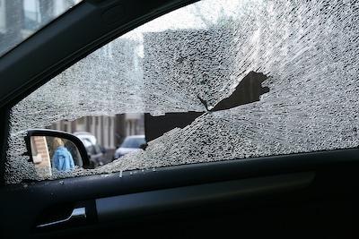Verward persoon vernielt auto’s in Huissen, politie spreekt van een ‘trieste casus’