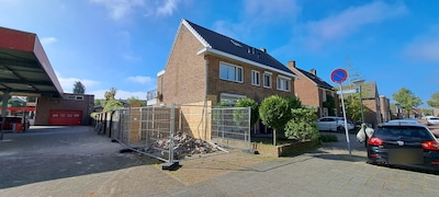 Grote ravage nadat bestelbus auto in woning ramt in Geldrop, bestuurder nog niet aangehouden