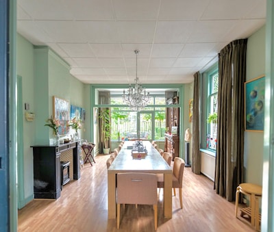 Greetje Tjalsma geeft workshop schilderen met bijenwas in het Samen sterk huis