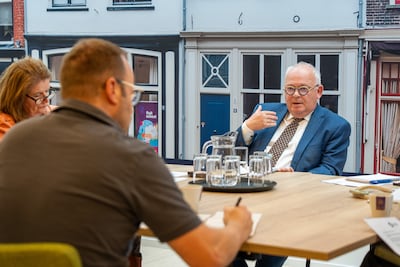 Crisis in Doesburg: burgemeester stapt op en hertelling van de stemmen, wat is er aan de hand?