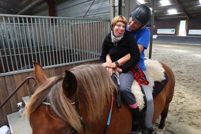 ‘Paardenmeisje’ Connie (64)  begeleidt ruiters met een beperking: ‘Het is constant alert zijn’