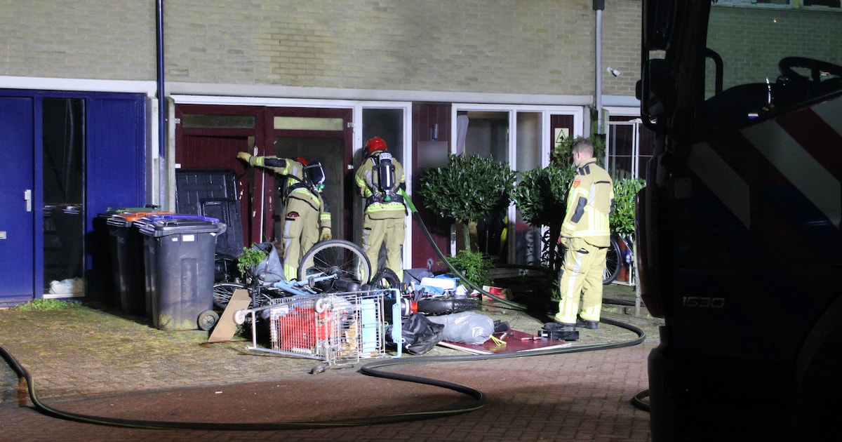 Huisraad op straat nadat accu in brand vliegt in Lelystad