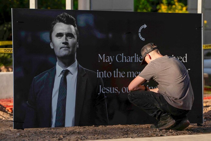 Heftige reacties op dood Charlie Kirk symboliseren de polarisatie die niet alleen Amerika verscheurt | Buitenland | AD.nl