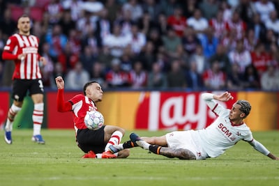 Ophef in Eindhoven: PSV komt vlak voor rust op achterstand na omstreden goal
