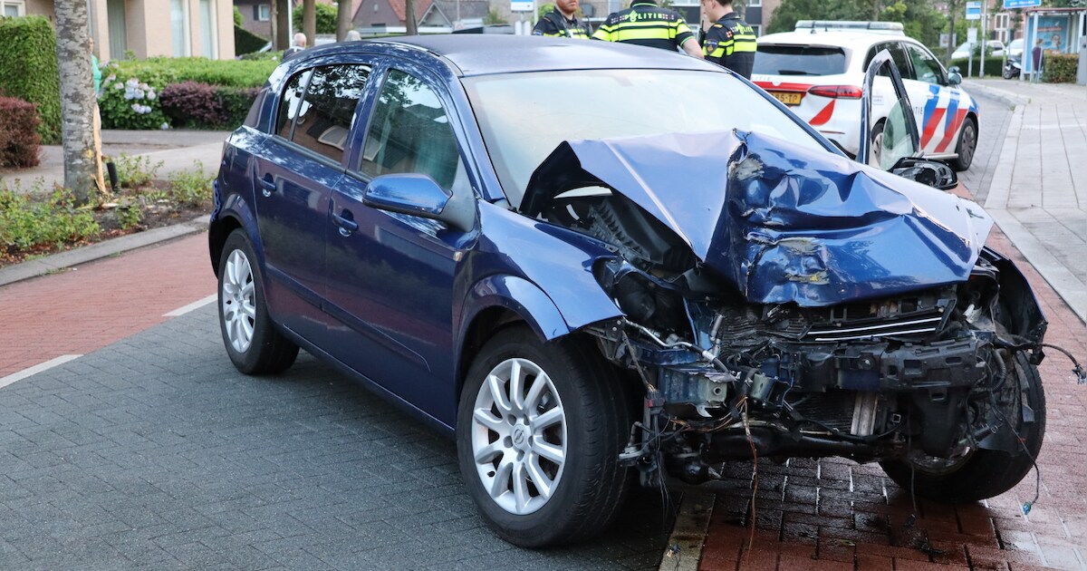 Automobilist botst met auto tegen boom in Vlijmen