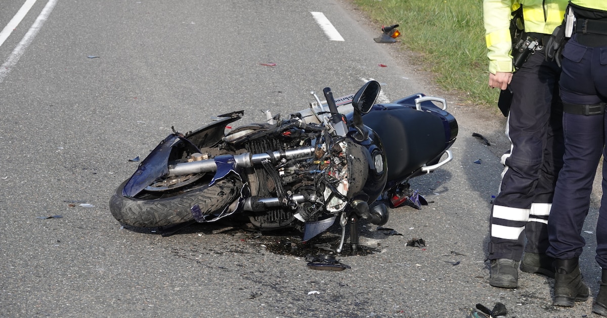 Veel schade na botsing tussen auto en motor in Berkhout