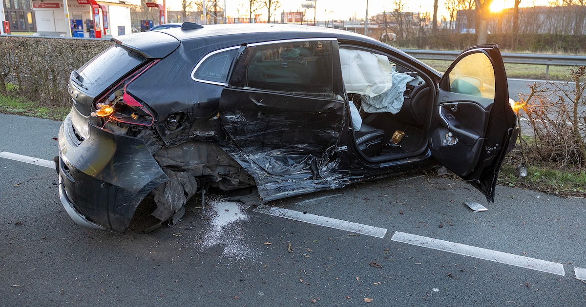 Twee gewonden na harde botsing op N208 bij Velserbroek, weg dicht