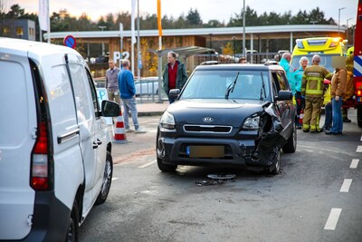 Auto’s botsen vlak voor Gelre ziekenhuis in Apeldoorn