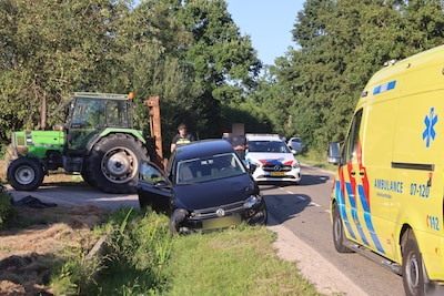 Auto raakt beschadigd na aanrijding met trekker in Lunteren
