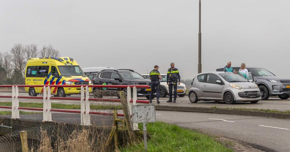 Twee auto’s botsen op N201, één gewonde