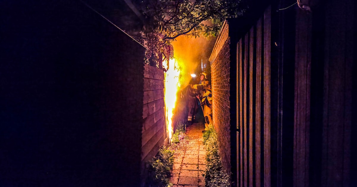 Schuttingbrand in tuin van woning in Amersfoort, mogelijk brandstichting