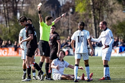 Ongeloof na staking van Haegsche Derby: ‘Muntjes, aanstekers, er vloog van alles op het veld’