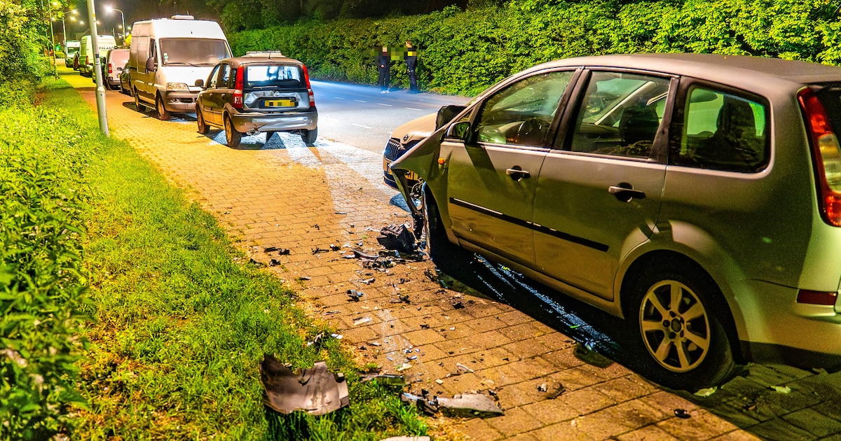Automobilist ramt meerdere geparkeerde auto’s in Ubbergen