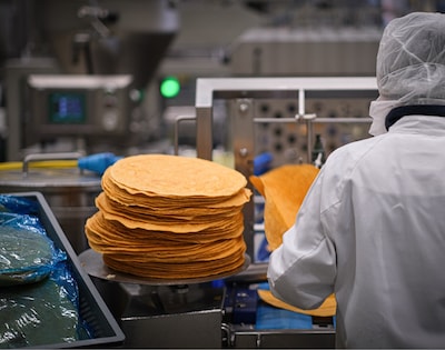 Honderd mensen op straat na sluiting broodjesfabrikant in Losser