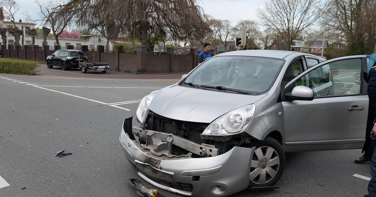 Forse schade na botsing tussen twee auto's in Doetinchem