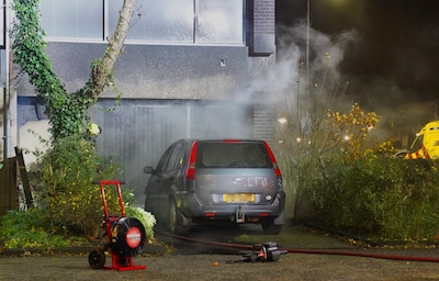 Autobrand slaat over naar woning in Den Bosch, brandstichting niet uitgesloten