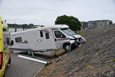 Camper knalt tegen dijk in Tolkamer