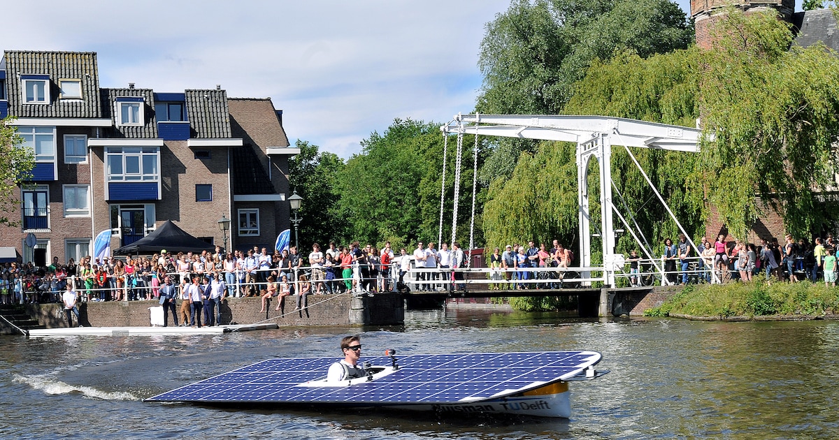 Scholieren varen zaterdag op zonneboten door binnenstad Coevorden