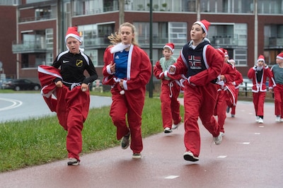 Broek ophijsen en gaan: leerlingen van het Dongemond College doen mee aan de Santarun