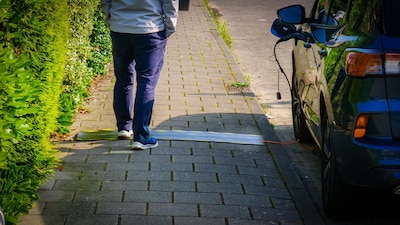 Peperdure kabelgoot verplicht? Politiek maakt simpele kabelmat over stoep toch weer mogelijk