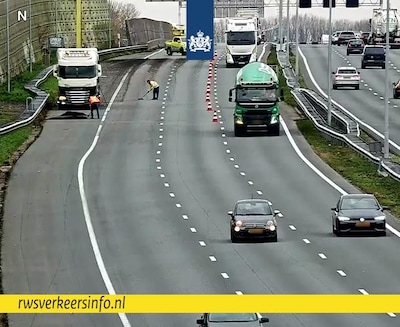 Vrachtwagen verliest lading grind op A2 bij Empel