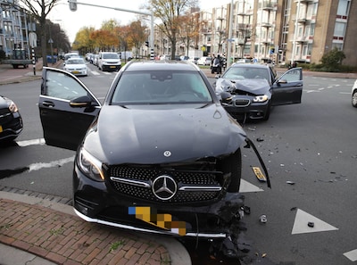 Flinke schade na botsing op Leyweg, één persoon naar het ziekenhuis