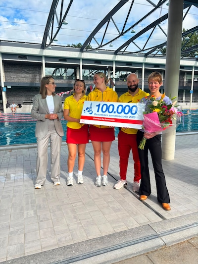 Zwembad De Krommerijn in Utrecht ontvangt 100.000ste bezoeker van zomerseizoen
