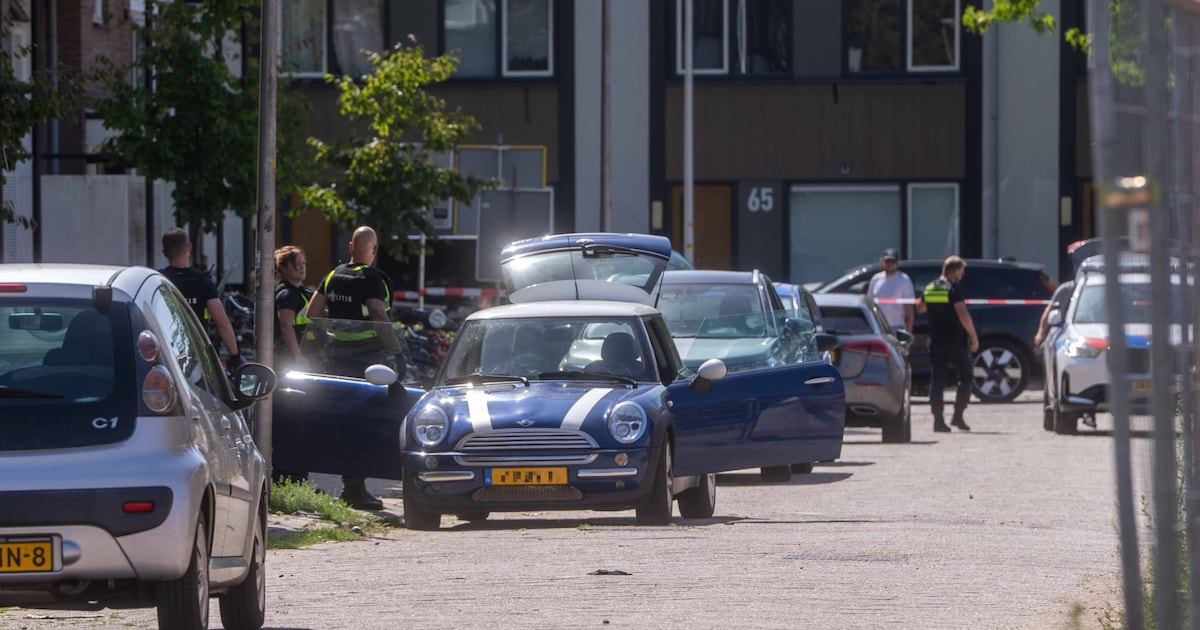 Agenten met kogelwerende vesten zetten straat af in Keizerslanden