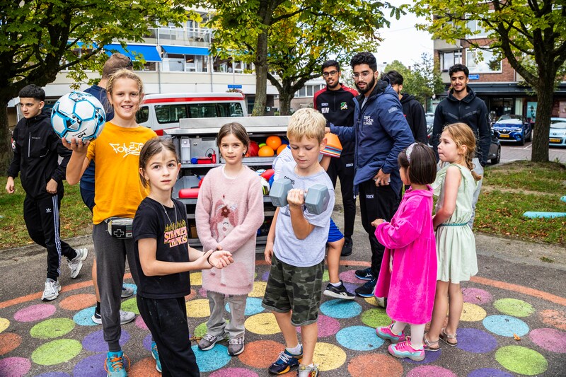Waïl (21) ziet kinderen op het pleintje opbloeien door nieuwe SportBox ...