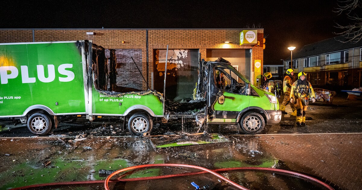 Twee bestelbussen beschadigd door brand bij PLUS in Benthuizen | Foto