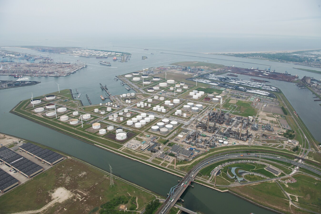 BP moet meer uitleg geven bij plannen voor raffinaderij | Foto | AD.nl