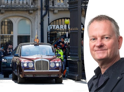 Waarom heeft de auto van koning Charles geen kentekenplaten? Mag dat eigenlijk wel?
