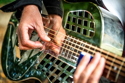 Gitarist Glenn de Roo speelt in Eindhoven