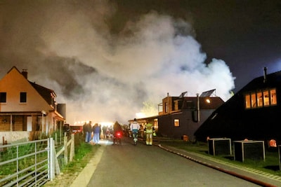 Schuur gaat verloren bij grote brand aan Waaldijk in Vuren