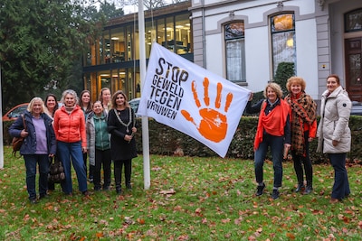 Vier gemeenten hijsen gezamenlijk Orange the World-vlag tegen geweld