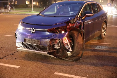 Kruising in Apeldoorn deels dicht door ongeluk met twee auto’s