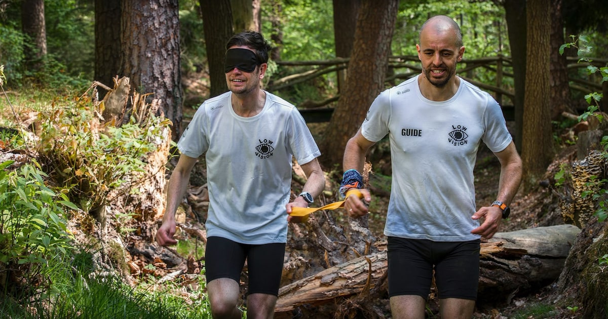 Slechtziende Lowie loopt 200 kilometer geblinddoekt om geld in te zamelen: ‘Probeer anderen te inspi